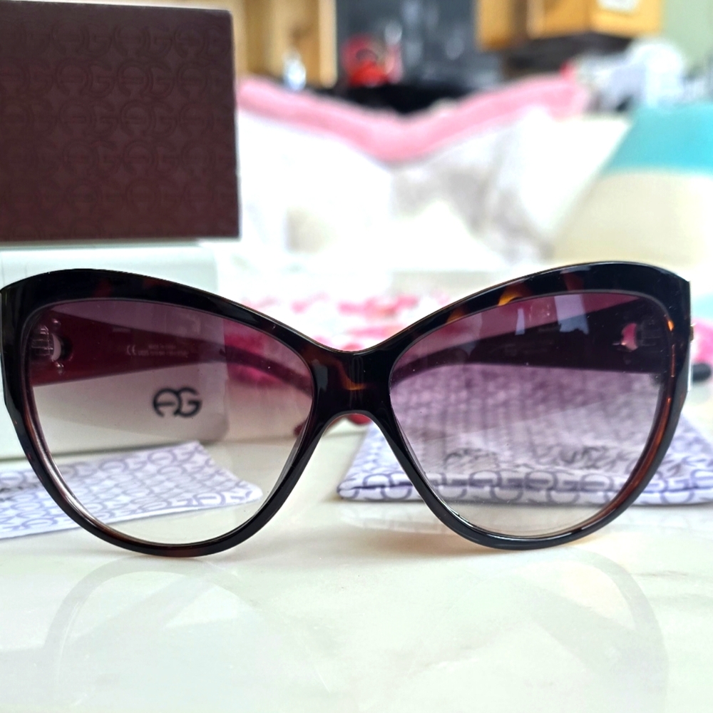 NWT Anais GVANI New York Tortoise Frame Sunglasses